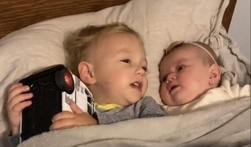En un video popular, un niño de 2 años reconforta de inmediato a su hermanita que llora.