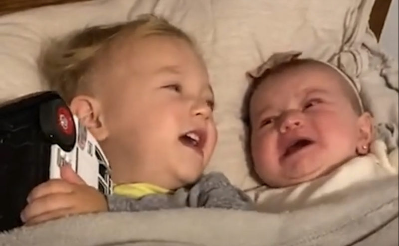 En un video popular, un niño de 2 años reconforta de inmediato a su hermanita que llora.