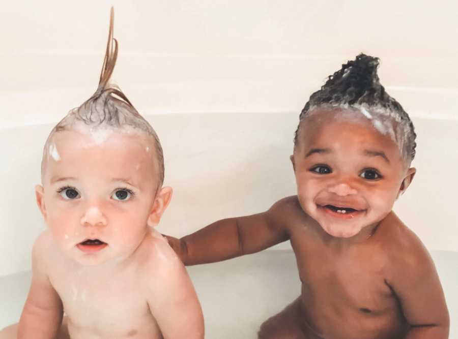 "No pude decir nada. Pero en lo más profundo de mí, sabía": Historia milagrosa de adopción: una pareja tiene dos bebés recién nacidos con solo 4 meses de diferencia.