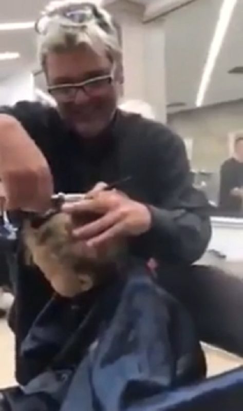 Barberos italianos comienzan a cantar para distraer a un niño asustado durante un corte de pelo.