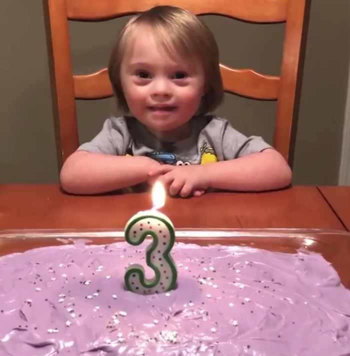Los padres cantan "Feliz Cumpleaños" al niño con Síndrome de Down y su reacción está derritiendo corazones.