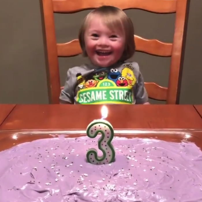 Los padres cantan "Feliz Cumpleaños" al niño con Síndrome de Down y su reacción está derritiendo corazones.