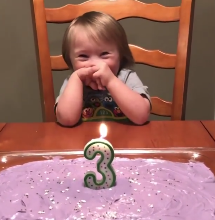 Los padres cantan "Feliz Cumpleaños" al niño con Síndrome de Down y su reacción está derritiendo corazones.