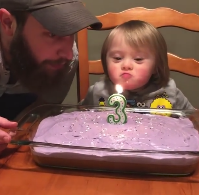 Los padres cantan "Feliz Cumpleaños" al niño con Síndrome de Down y su reacción está derritiendo corazones.