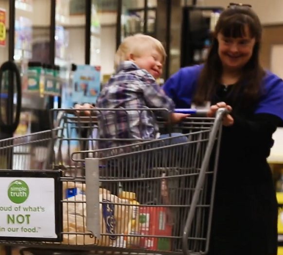 Cada semana, un niño pequeño ruega ir a Kroger para ver a su mejor amigo.