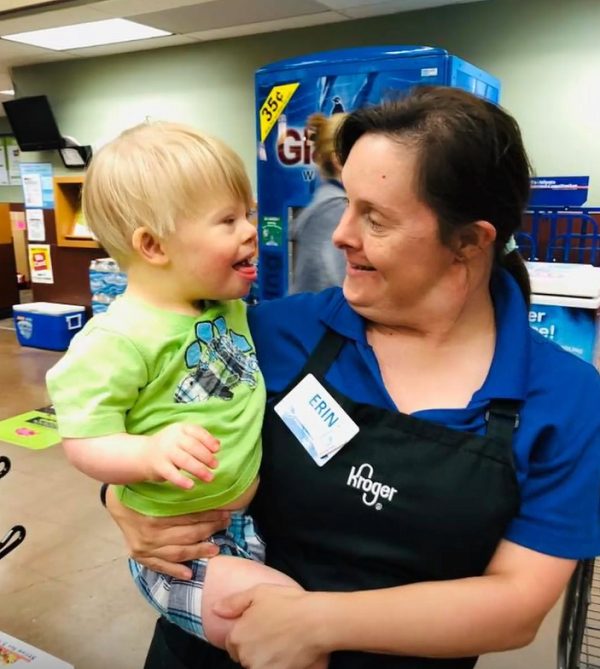 Cada semana, un niño pequeño ruega ir a Kroger para ver a su mejor amigo.