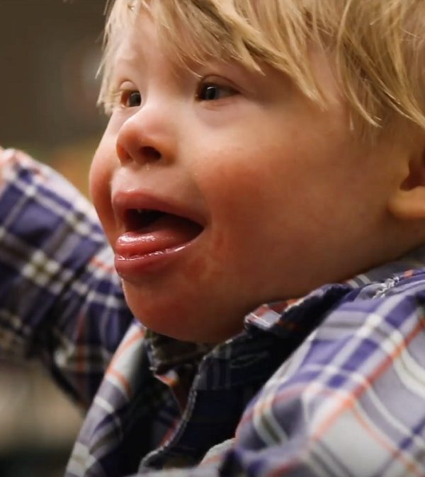 Cada semana, un niño pequeño ruega ir a Kroger para ver a su mejor amigo.