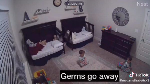 Mamá comparte pensamientos adorables sobre estar en cuarentena con sus hijos de 3 años.