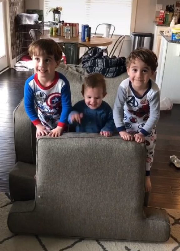 Mamá comparte pensamientos adorables sobre estar en cuarentena con sus hijos de 3 años.