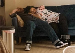 Grace notó a su nuevo marido entrando en la habitación de su madre todas las noches. Una noche ella lo siguió, solo para descubrir un secreto que cambió todo lo que creía saber sobre su familia.