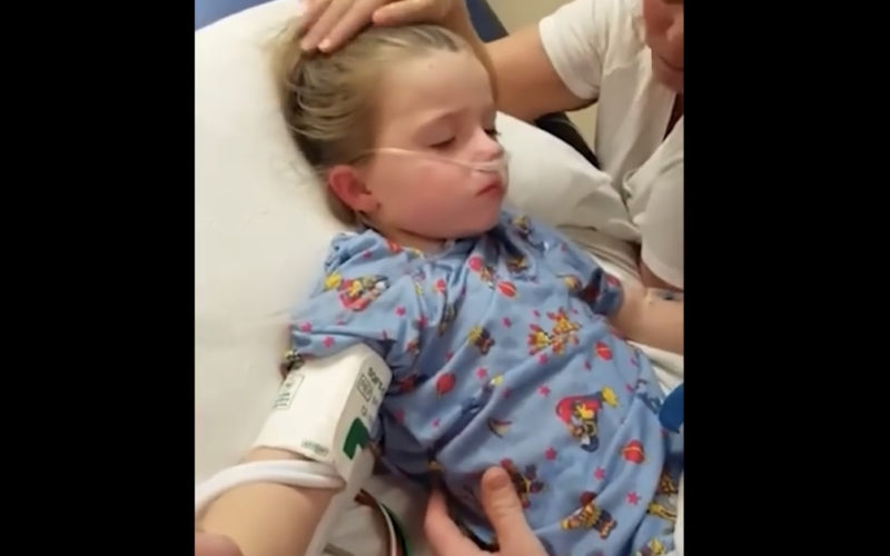 "Niña pequeña va al cielo mientras sus padres miran (muy emotivo)"