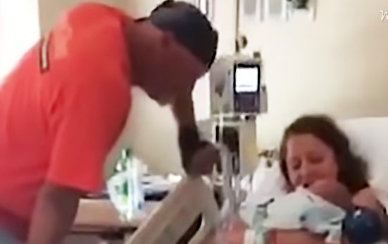 Abuelo emocionado conoce a su nuevo nieto cuando su hija confiesa una verdad impactante.