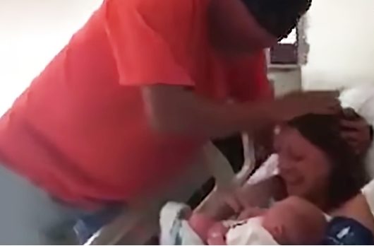 Abuelo emocionado conoce a su nuevo nieto cuando su hija confiesa una verdad impactante.