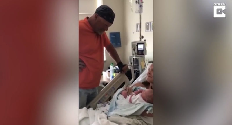 Abuelo emocionado conoce a su nuevo nieto cuando su hija confiesa una verdad impactante.