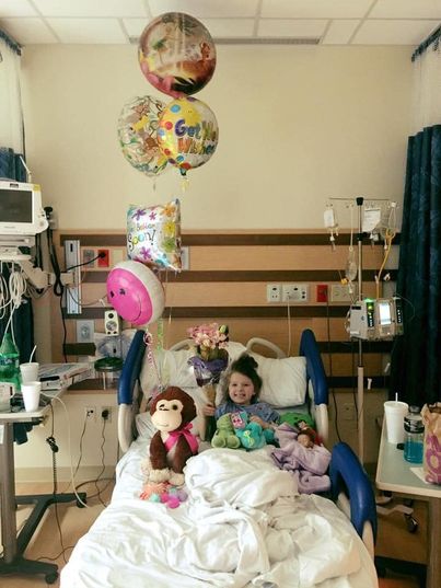 "Niña pequeña va al cielo mientras sus padres miran (muy emocional)"