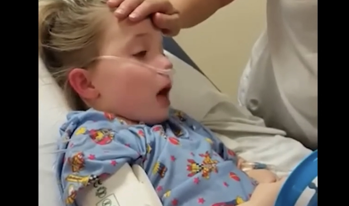 "Niña pequeña va al cielo mientras sus padres miran (muy emocional)"