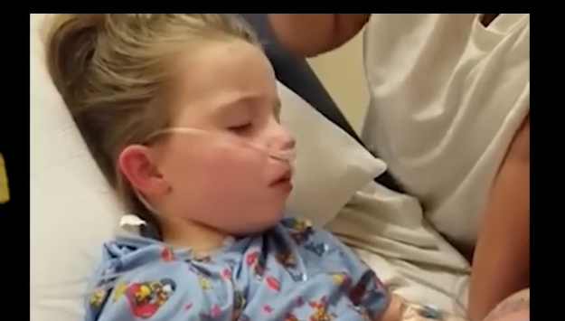 "Niña pequeña va al cielo mientras sus padres miran (muy emocional)"
