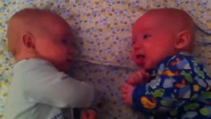 "Mamá besa a los gemelos buenas noches, luego rápidamente agarra su cámara."