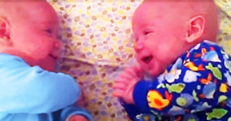 "Mamá besa a los gemelos buenas noches, luego rápidamente agarra su cámara."