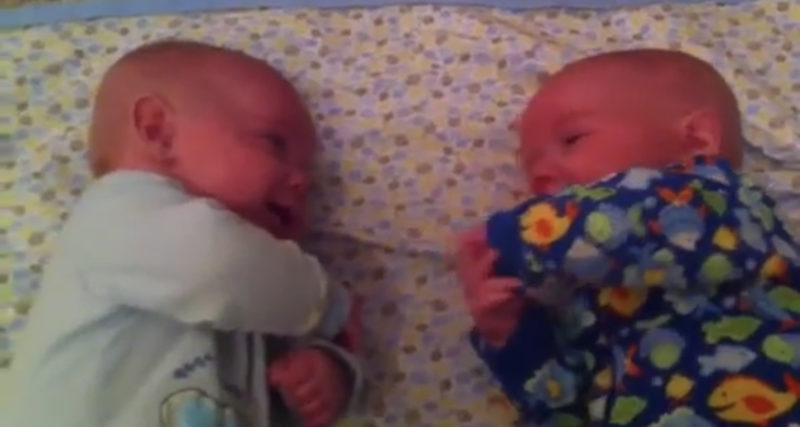 "Mamá besa a los gemelos buenas noches, luego rápidamente agarra su cámara."
