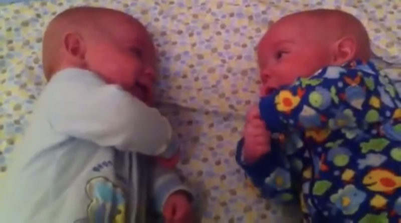 "Mamá besa a los gemelos buenas noches, luego rápidamente agarra su cámara."
