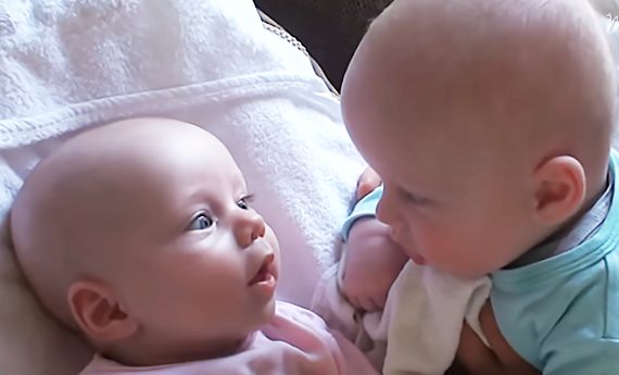 "Este adorable papá tenía una cámara preparada y estaba filmando a sus gemelos. ¿Pero qué sucedió cuando comenzaron a hablar? ¡No puede dejar de reír!"