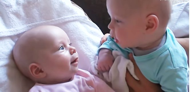 "Este adorable papá tenía una cámara preparada y estaba filmando a sus gemelos. ¿Pero qué sucedió cuando comenzaron a hablar? ¡No puede dejar de reír!"
