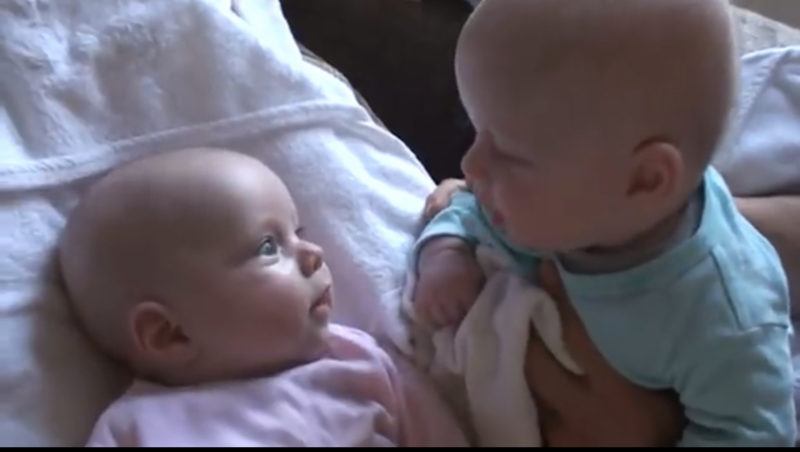 "Este adorable papá tenía una cámara preparada y estaba filmando a sus gemelos. ¿Pero qué sucedió cuando comenzaron a hablar? ¡No puede dejar de reír!"
