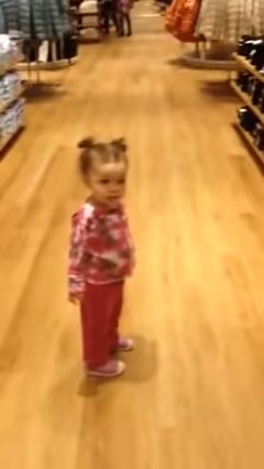 "Niña pequeña encuentra un divertido vacío en la regla de no correr."