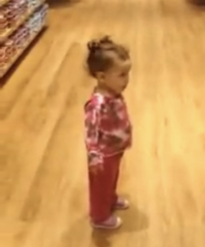 "Niña pequeña encuentra un divertido vacío en la regla de no correr."