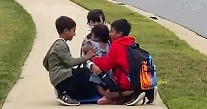"Los saludos de la niña después de la escuela derriten corazones en todo internet."
