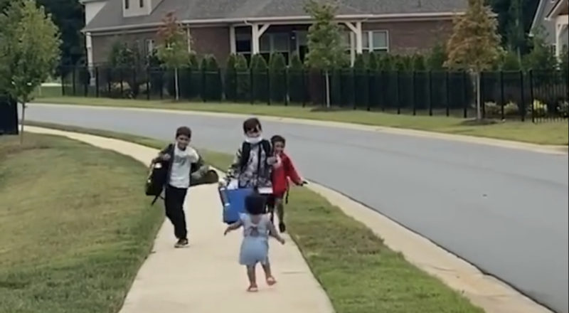 "Los saludos de la niña después de la escuela derriten corazones en todo internet."