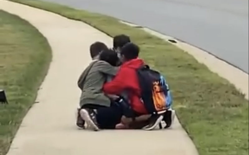 "Los saludos de la niña después de la escuela derriten corazones en todo internet."
