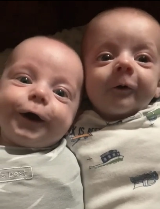 "Adorables gemelos reconocen el himno de su madre desde antes del nacimiento"
