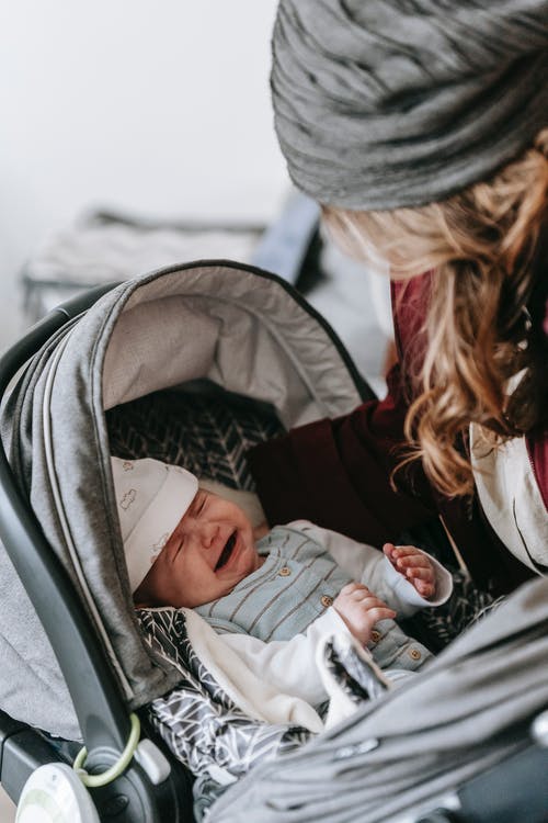 "Madre solitaria está rezando junto a su bebé enfermo en la cuna cuando un hombre se acerca a su puerta. Un relato breve."