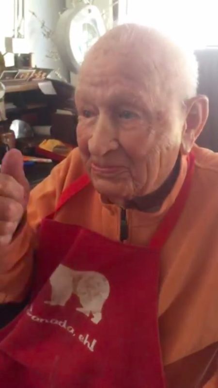 El abuelo, de 105 años, tiene miedo de sostener a su bisnieto, pero cuando lo hace, se llena de alegría.