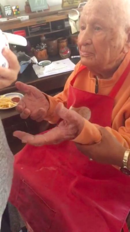 El abuelo, de 105 años, tiene miedo de sostener a su bisnieto, pero cuando lo hace, se llena de alegría.