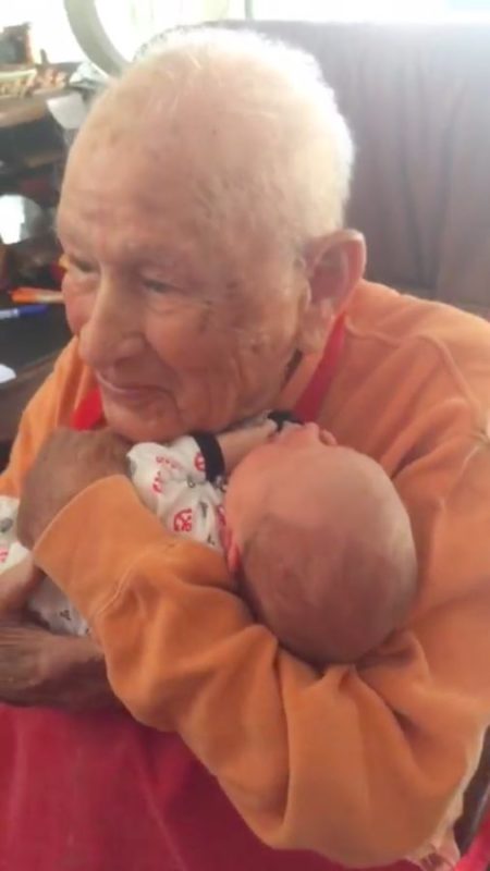 El abuelo, de 105 años, tiene miedo de sostener a su bisnieto, pero cuando lo hace, se llena de alegría.