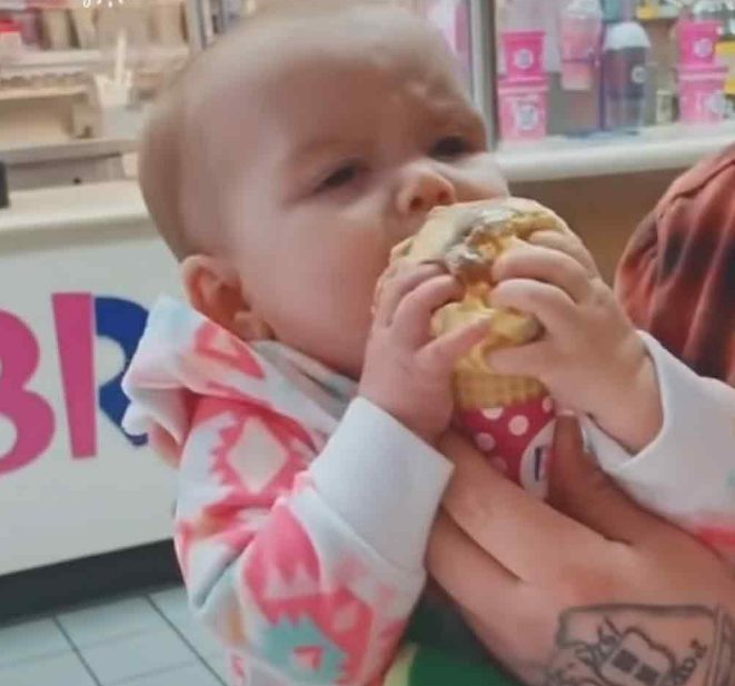 Después de dar su primer lametazo al helado, el bebé se sorprende.