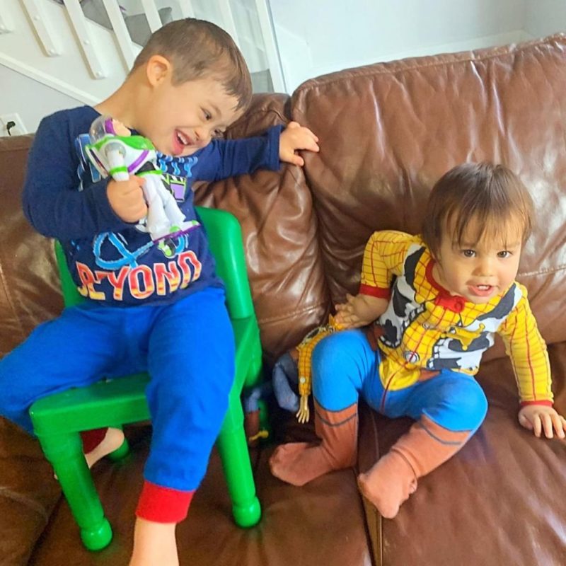 El video de un niñito alimentando con ternura a su hermanito con leche derretirá tu corazón.