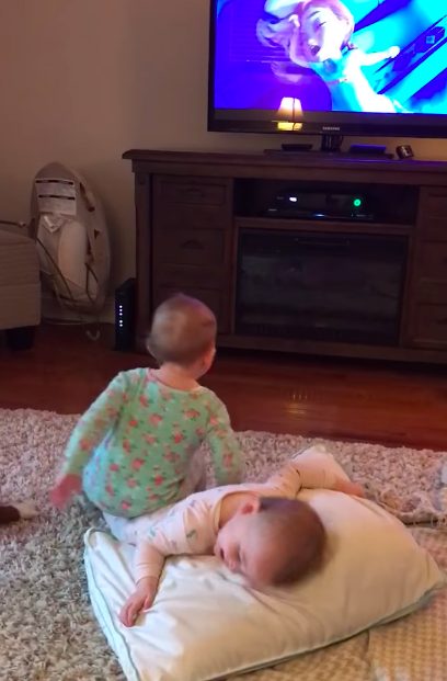 "La mamá entra y encuentra a los gemelos recreando 'Frozen', ¡y son increíblemente precisos!"