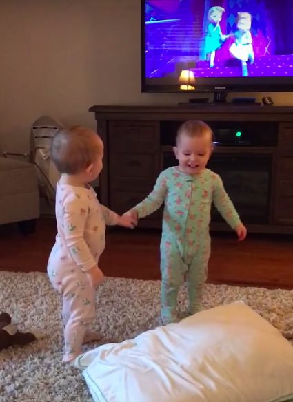 "La mamá entra y encuentra a los gemelos recreando 'Frozen', ¡y son increíblemente precisos!"
