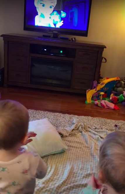 "La mamá entra y encuentra a los gemelos recreando 'Frozen', ¡y son increíblemente precisos!"