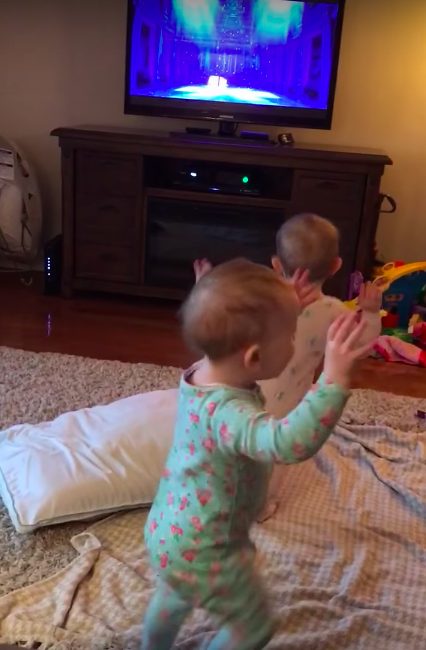 "La mamá entra y encuentra a los gemelos recreando 'Frozen', ¡y son increíblemente precisos!"
