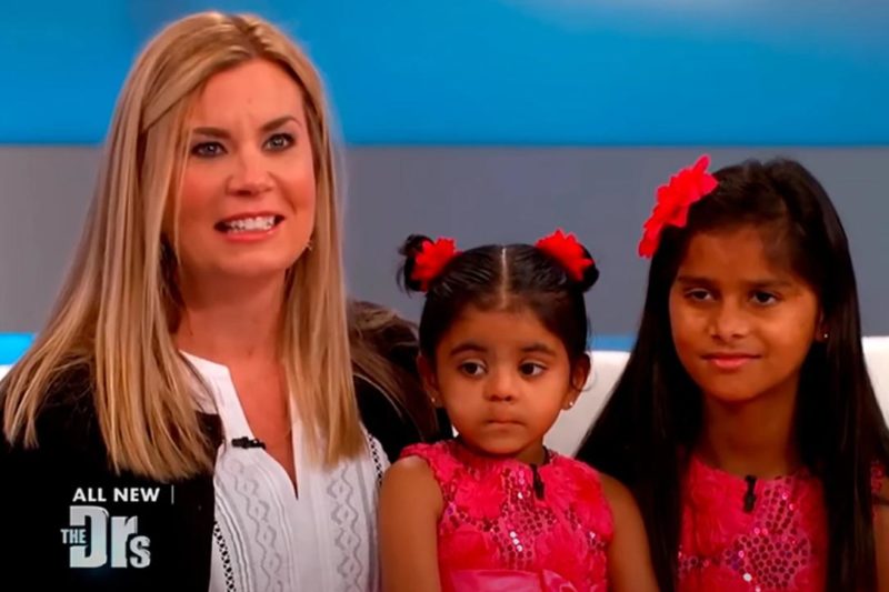 "Una desgarradora historia sobre una maravillosa mujer y madre que les dio a sus dos hijas la oportunidad de vivir una vida completa."
