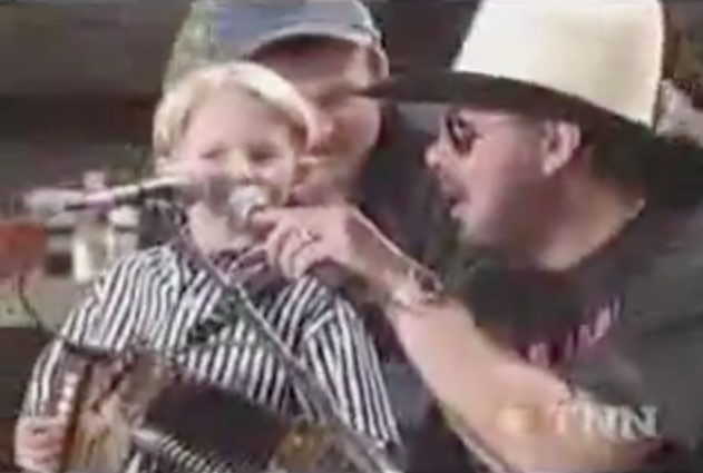 "Cuando un niño pequeño sube al escenario de una leyenda de la música country, roba el espectáculo cuando comienza a cantar."