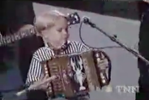 "Cuando un niño pequeño sube al escenario de una leyenda de la música country, roba el espectáculo cuando comienza a cantar."