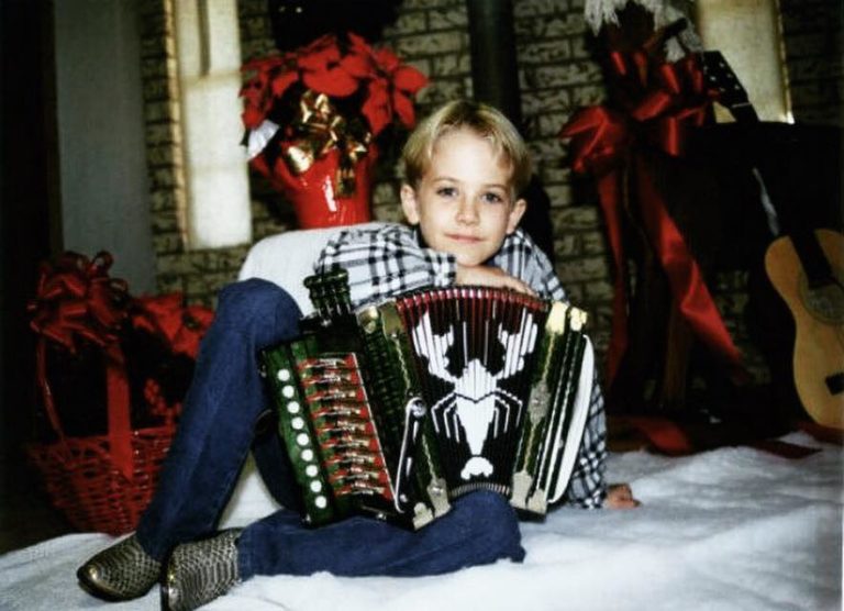 "Cuando un niño pequeño sube al escenario de una leyenda de la música country, roba el espectáculo cuando comienza a cantar."