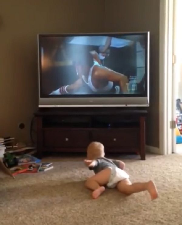 El montaje de entrenamiento de Rocky Balboa es imitado a la perfección por el entrenamiento hilarante de un niño pequeño.