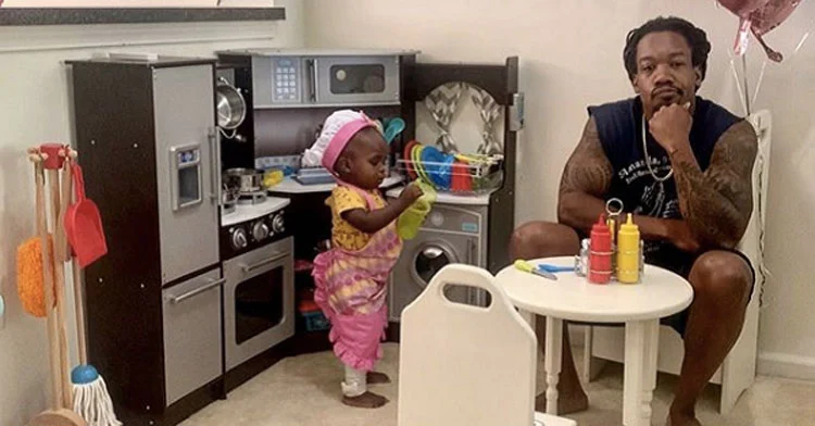Papá visita la cocina de juguete de su hijo y da una reseña honestamente embarazosa.